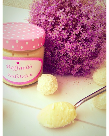 Geschenk, verschenken, Kokosnuss. Mandeln, Aufstrich, Raffaello, Rezept, idee, einfach kochen, einfaches rezept, rezepte, schweizer foodblogs, foodwerk.ch, foodwerk, foodblog, blog, food, kochen, backen, cook, bake, swiss, swiss foodblog, foodblogger, foodie, instafood, foodblogs,
