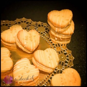 Karamell Herzen auf Gold