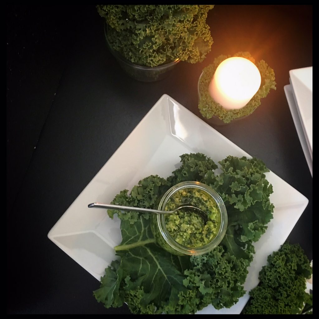 federkohl, pesto, olivenöl, foodwerk.ch, superfood, kale, grünkohl, pesto, cashew kerne, kernels, Parmesan, swiss food blogger, foodblogs, swiss foodblogs