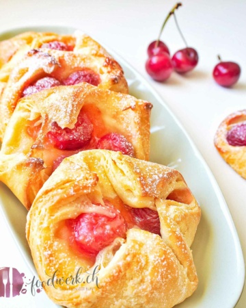 kirschen, plunder, tourieren, blaetterteig, hefeteig, kirschenplunder, gebäck, Rezept, idee, einfach kochen, einfaches rezept, rezepte, schweizer foodblogs, foodwerk.ch, foodwerk, foodblog, blog, food, kochen, backen, cook, bake, swiss, swiss foodblog, foodblogger, foodie, instafood, foodblogs, familyblog