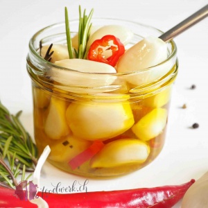 knoblauch, knobli, eingelegt, einmachen, essig, oel, haltbar machen, Rezept, idee, einfach kochen, einfaches rezept, rezepte, schweizer foodblogs, foodwerk.ch, foodwerk, foodblog, blog, food, kochen, backen, cook, bake, swiss, swiss foodblog, foodblogger, foodie, instafood, foodblogs, familyblog