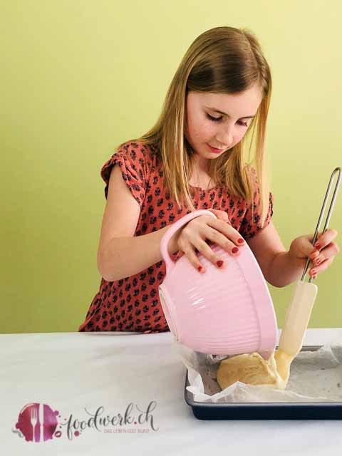 zitronenkuchen, zitronen, kuchen, schnitte, glasur, sauer, einfach liv, kochen mit kindern, kinder am kochen, swiss blogger, foodblog, schweiz, schweizer foodblogger, family blog, family blogger, familie,