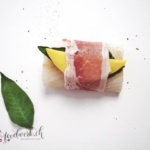 kabeljau als saltimbocca mit Mango, Salbei und Rohschinken auf dem Grill zubereitet.