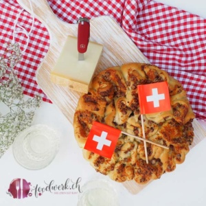 1. August Älpler Zupfbrot mit Cervelat und Gruyere / Greyerzer Käse