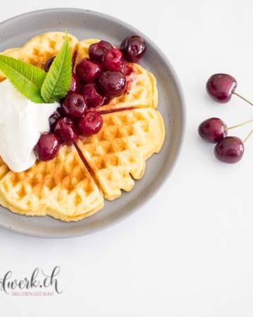 Waffeln mit Jogurt und frischem Kirschen Kompott