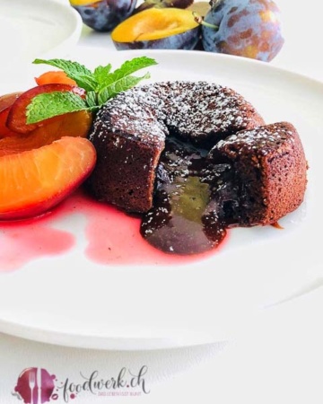 Lava Küchlein mir Zwetschgen vom Weber Grill Genesis II