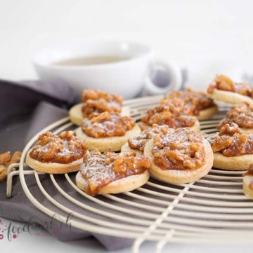 Bündnder Nusstorten Konfekt auf Gitter