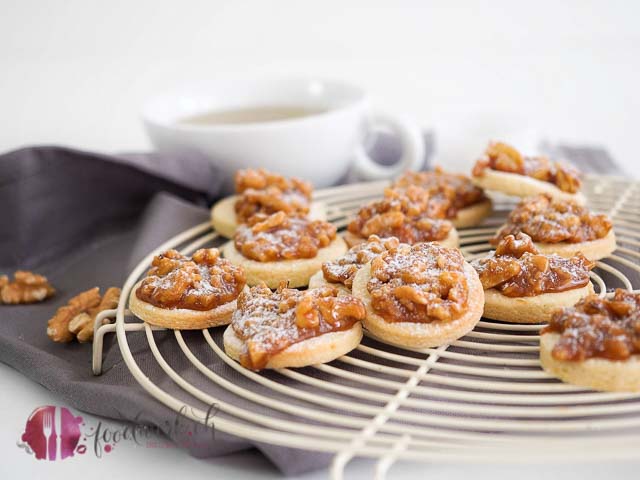 Bündnder Nusstorten Konfekt auf Gitter