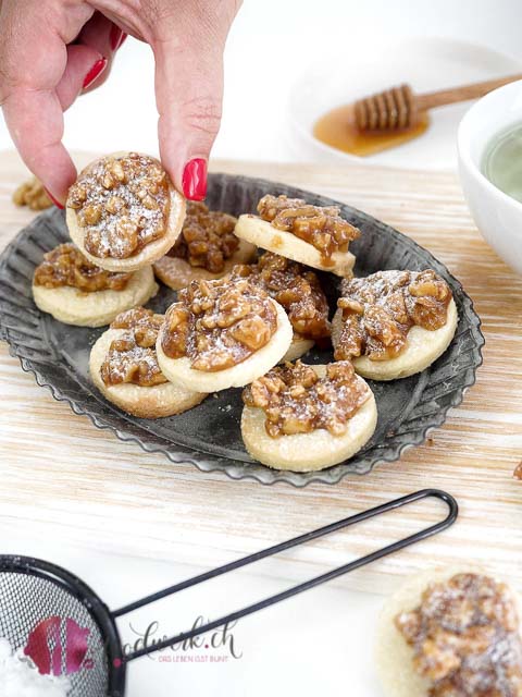 Naschen vom Bündnder Nusstorten Konfekt