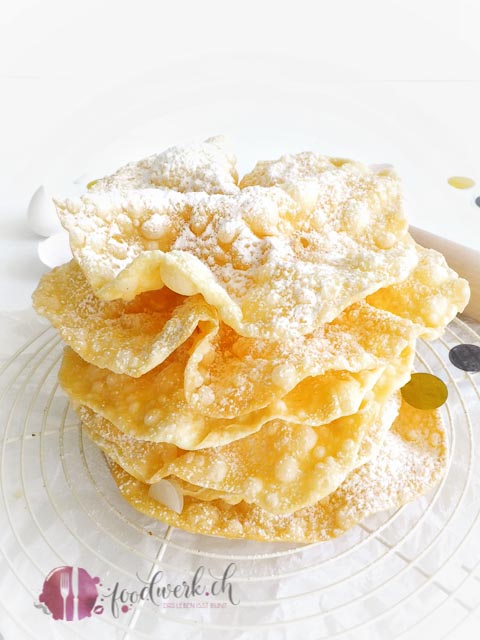 Ein Stape herrlich gebackener Fasnachtschüechli. Am Fasching nicht wegzudenken