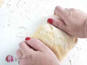Zwei Hände kneten den Teig für die Fasnachtschüechli