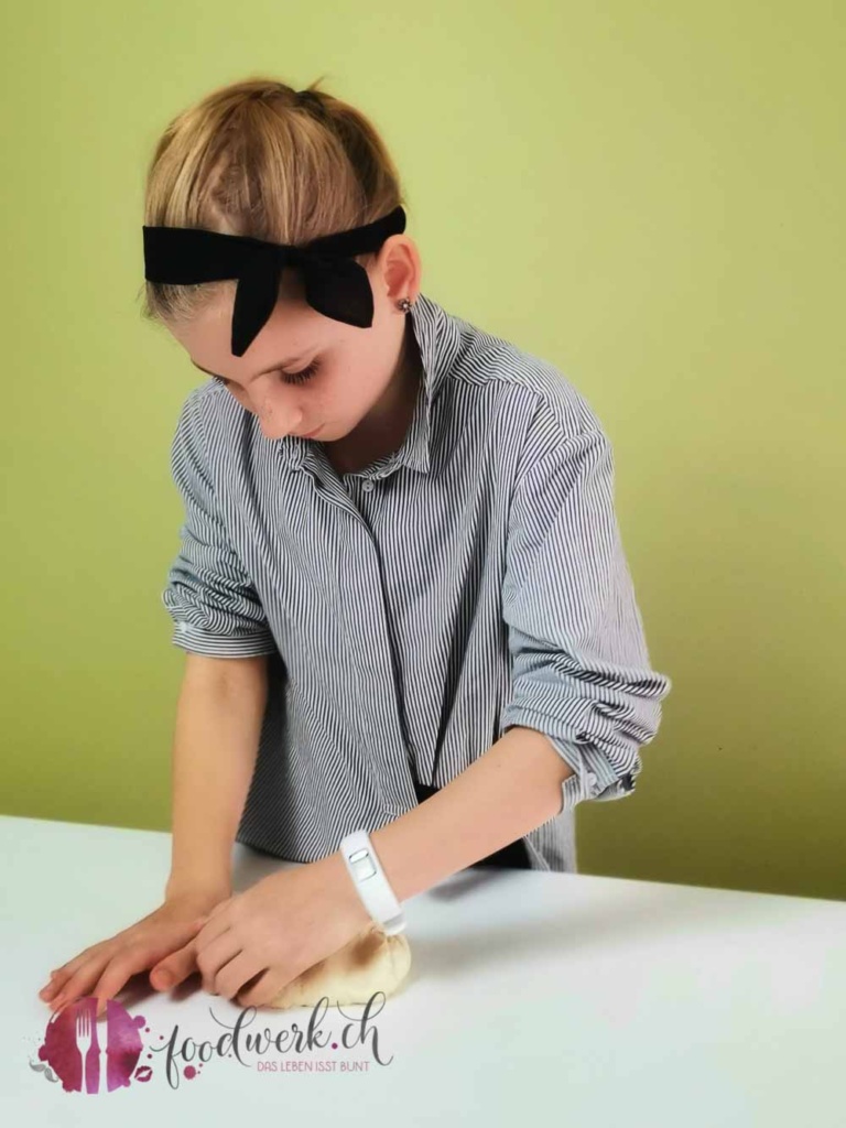 Den Teig für die Muffin kneten