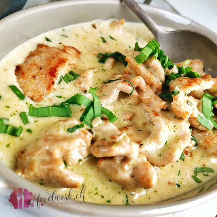 Eine Schale mit heissem Geschnetzeltem an einer cremigen Bärlauch Sauce