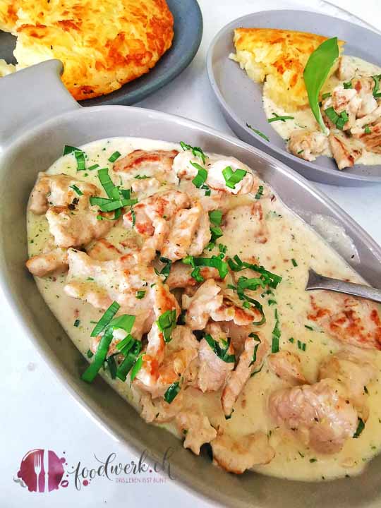 Geschnetzeltes Schweinefleisch mit Bärlauchsauce in einer Schale