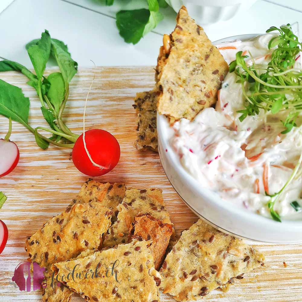 Knäckebrot mit Karotten Radiesli Dip