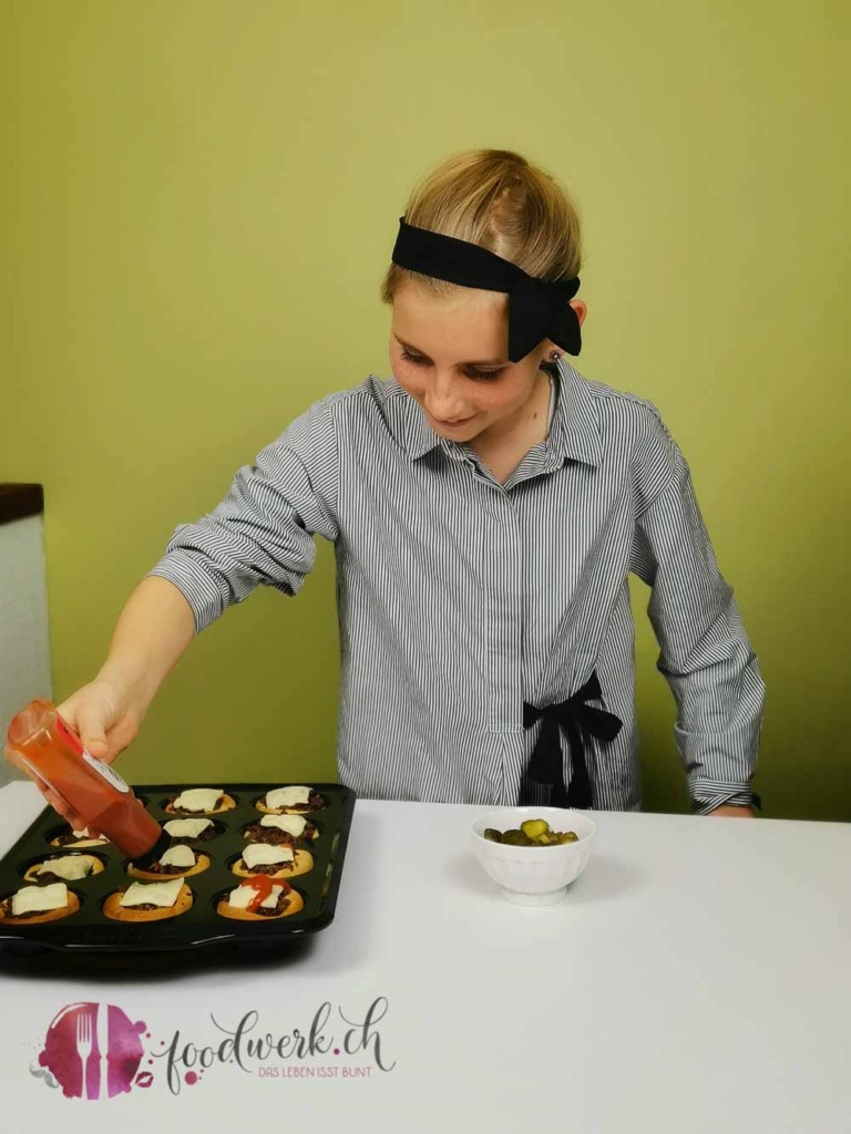 Kutchup über die Burger Muffin geben