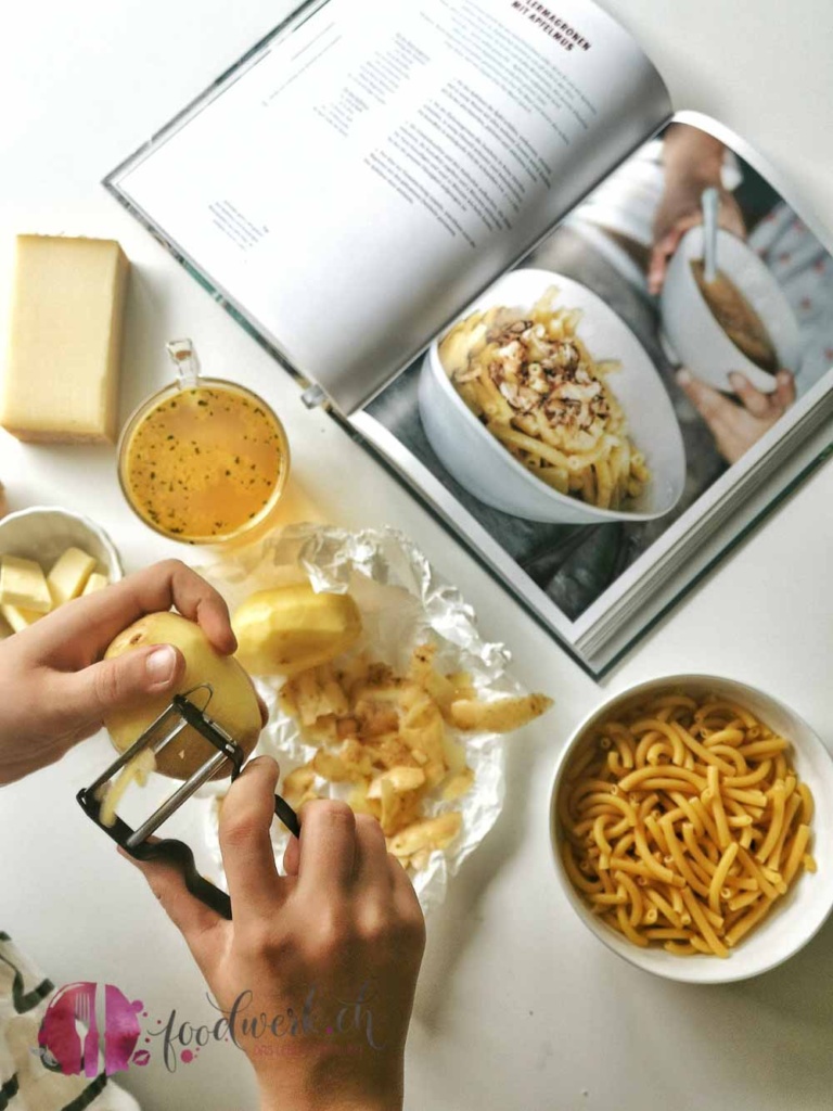 Liv schält Kartoffeln für die Älplermaggronen