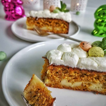 Rüeblitorte angeschnitten mit Cheesecake Herz