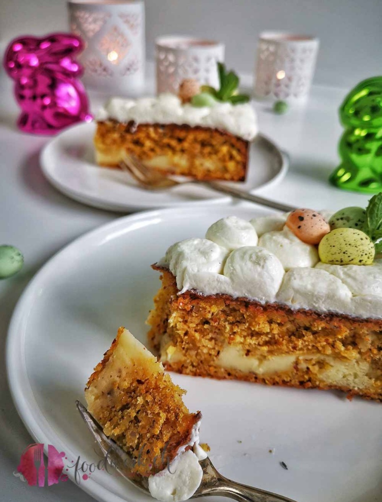 Rüeblitorte angeschnitten mit Cheesecake Herz
