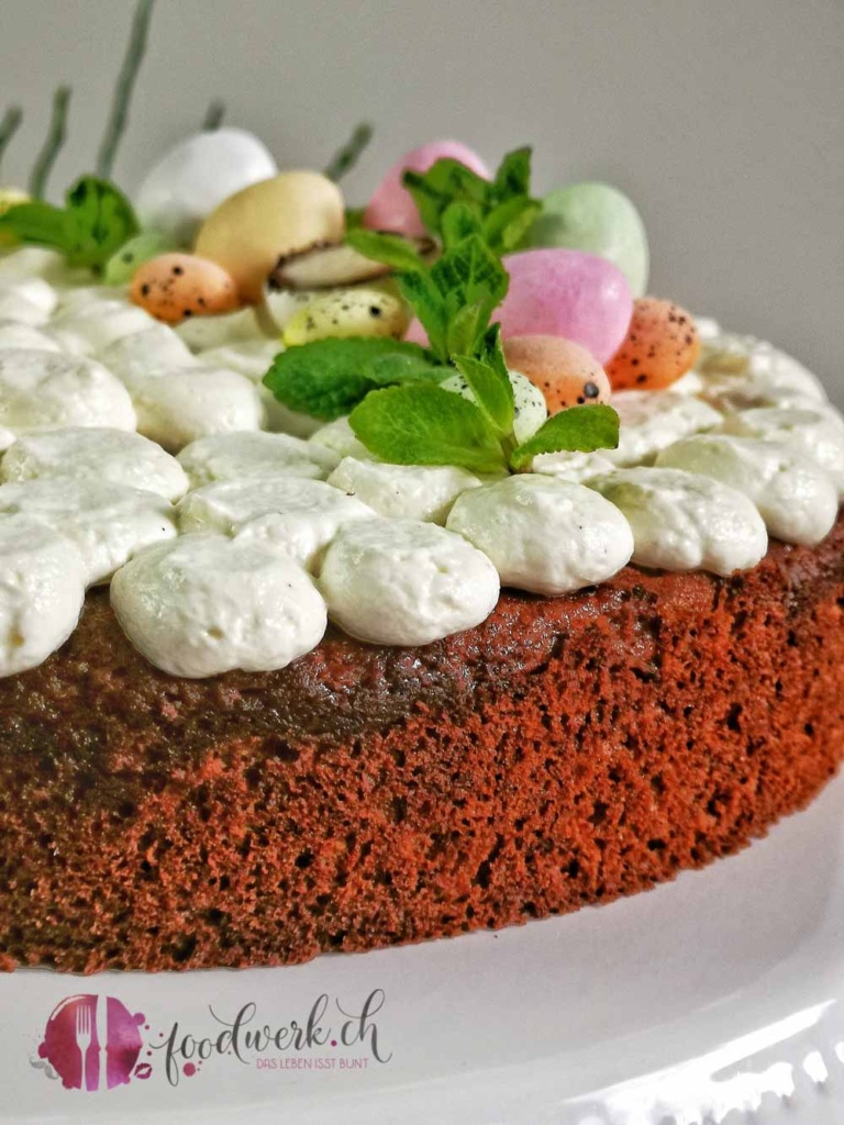 Torte im Ostergewand mit Topping und Cheesecake Füllung