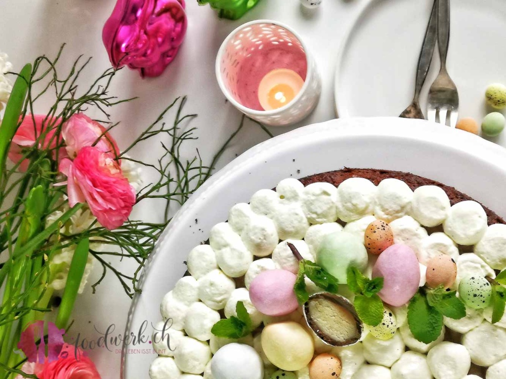 Torte im Ostergewand mit Cheesecake Füllung