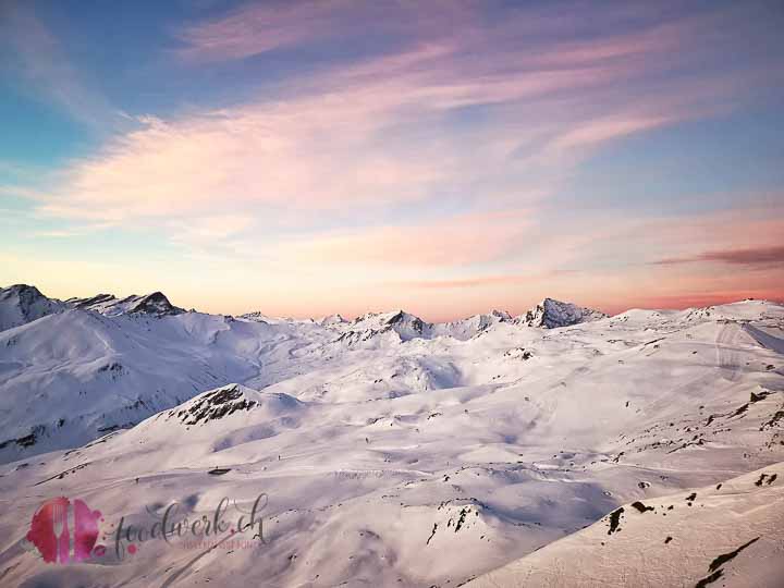 Zuckerwattenwolken über den Bergen