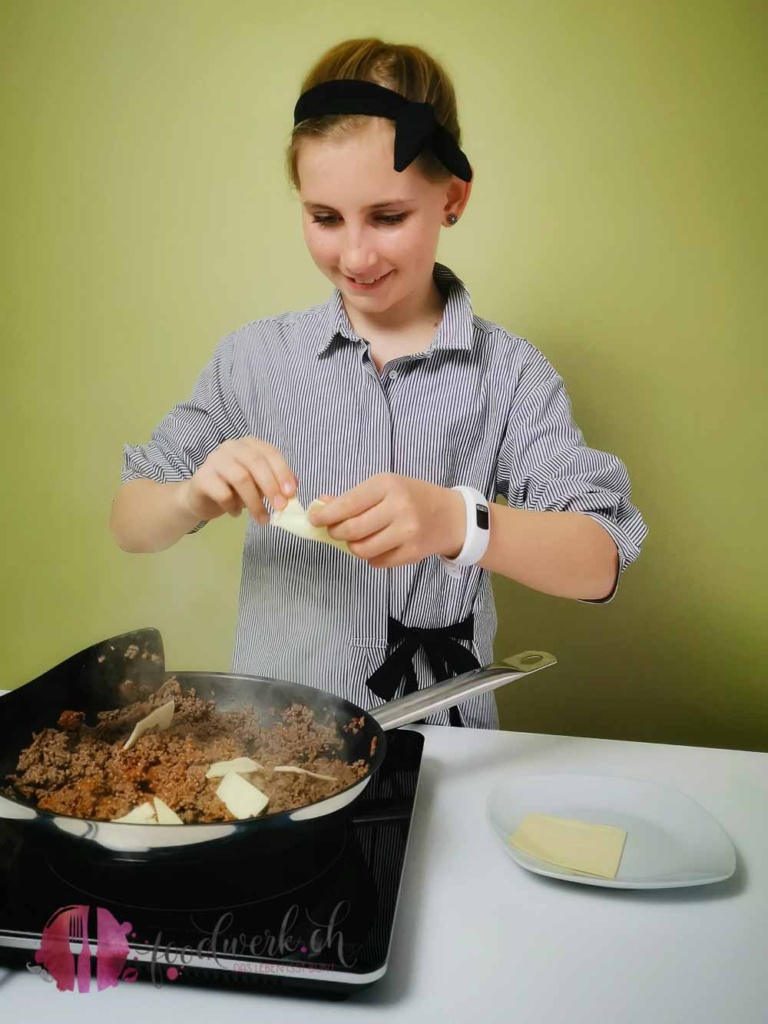 würzen vom Hackfleisch für die Buregr Muffin