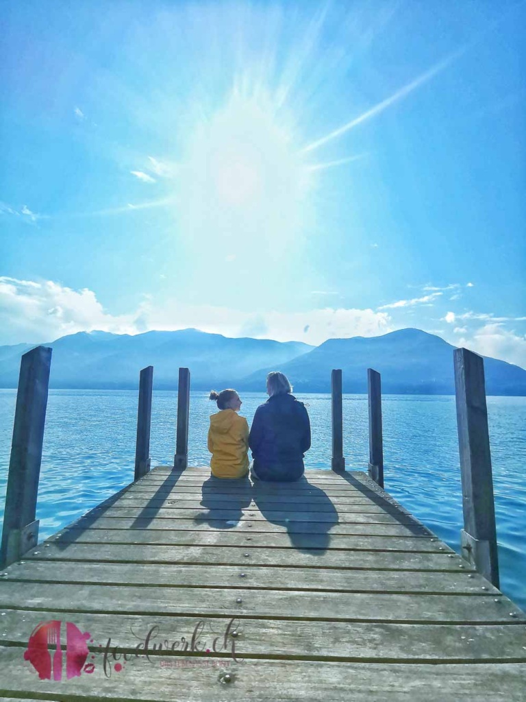 Liv und Caro auf dem Steg