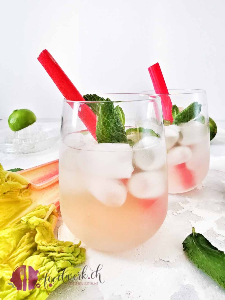 Rhabarber Mojito Sirup in zwei Gläsern
