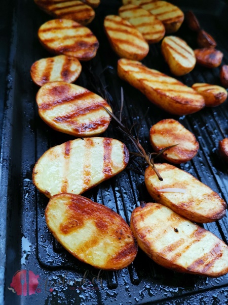 Kartoffeln auf dem Grill für den Salat