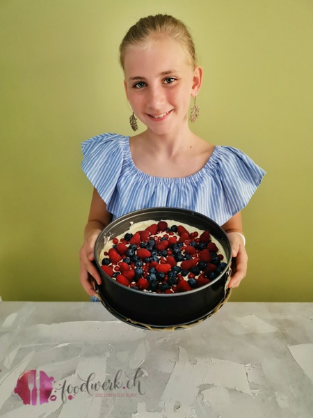 Liv präsentiert stolz ihren Beerenkuchen