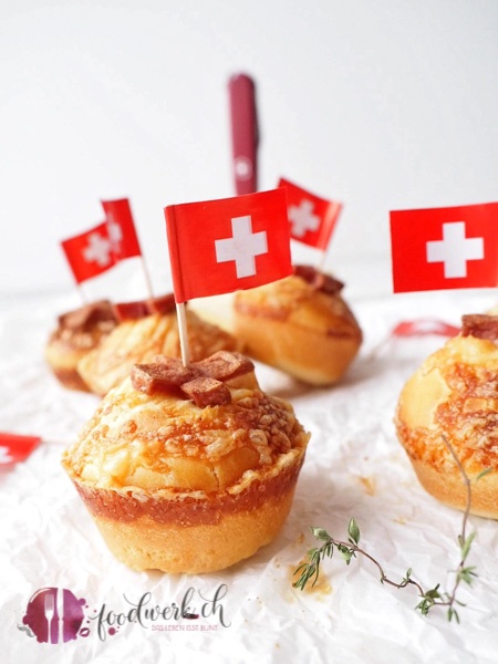 Brioche Brötchen mit Käse und Wurst