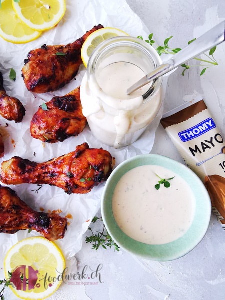 White BBQ Sauce mit Hähnchenkeulen zum dippen. Hergestellt mit der neuen Mandel Mayo von THOMY