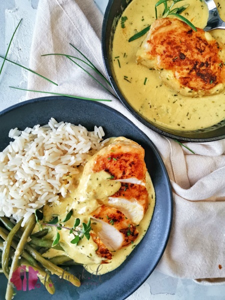 Angerichtete Hähnchenbrust mit Cafe de Paris Sauce