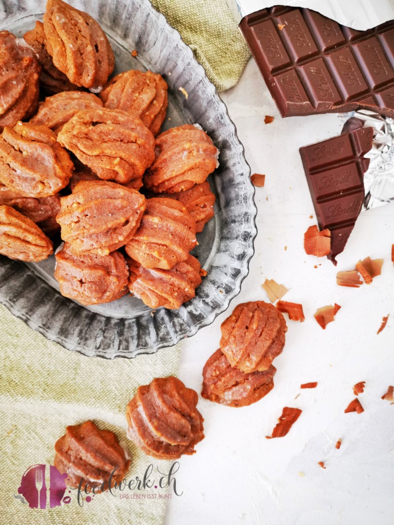 Bärentatzen in einer Metallschale mit Schokolade