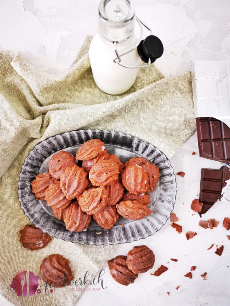 Bärentatzen mit einer Flasche Milch und frischer Schokolade