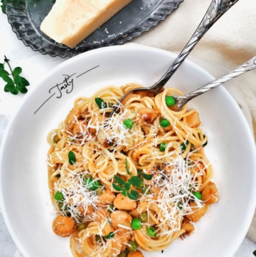 Brätkügeli mit Erbsen und Spaghetti mit Käse von oben