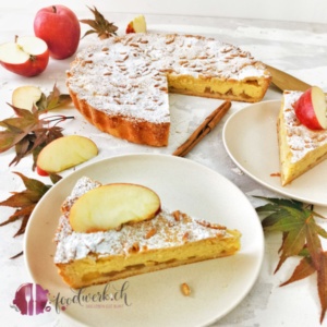 Torta della Nonna Stück mit Apfel auf Teller nah