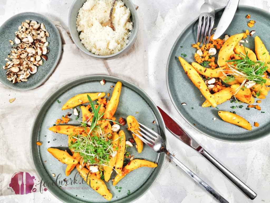 Kürbis Schupfnudeln mit Haselnüssen und zwei Teller
