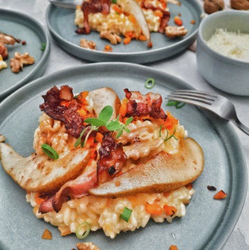 Teller mit Kürbisrisotto und Birne