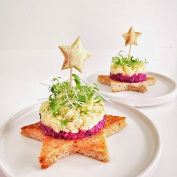 Toast Stern belegt mit Rotkraut und Apfel und Käsetatar