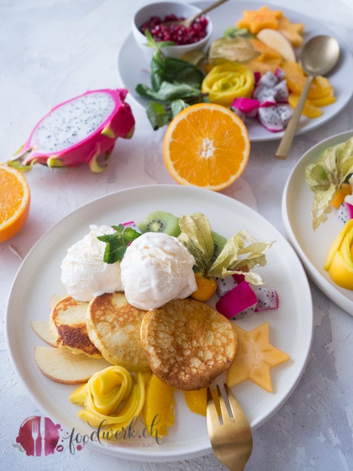 Kokos Pancakes (glutenfrei und lowcarb) mit Früchten und Eis