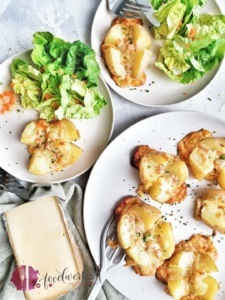 Kartoffeln gefüllt mit Käse und Speck. Dazu Römersalat