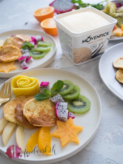 Kokos Pancakes (glutenfrei und lowcarb) mit Früchten und Mövenpick Vanilla Dream