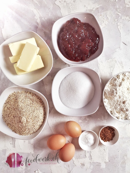Die Zutaten auf einen Blick für die falsche Linzertorte