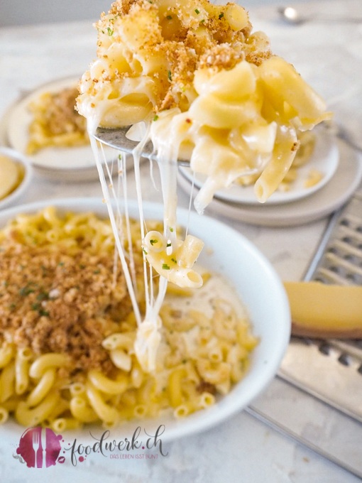 Hörnli mit Käse und geröstetem Semmelbrösel. Einfache Zutaten und immer wieder toll