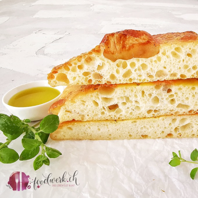 Focaccia aufgeschnitten mit Olivenöl
