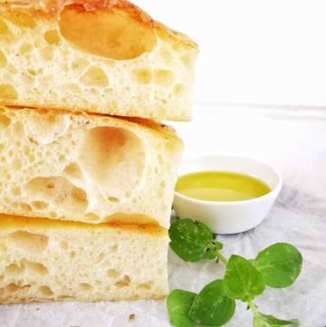 Focaccia aufgetürmt