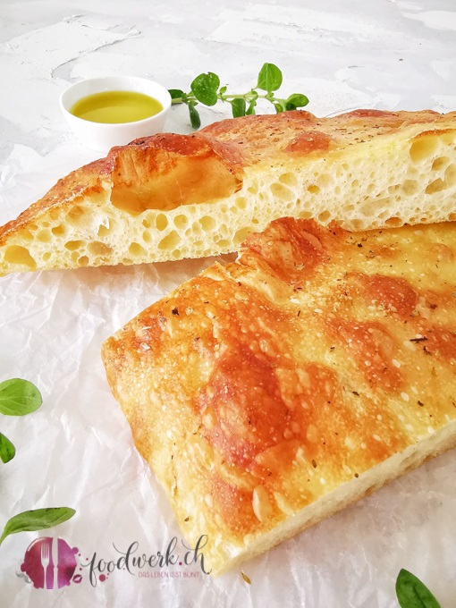 Focaccia goldbraun mit Olivenöl