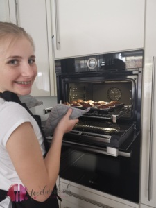 Liv ist stolz auf ihre Schokomuffin